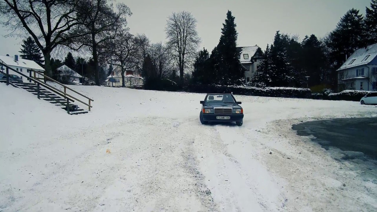 Some fun in the snow with the Mercedes 190E