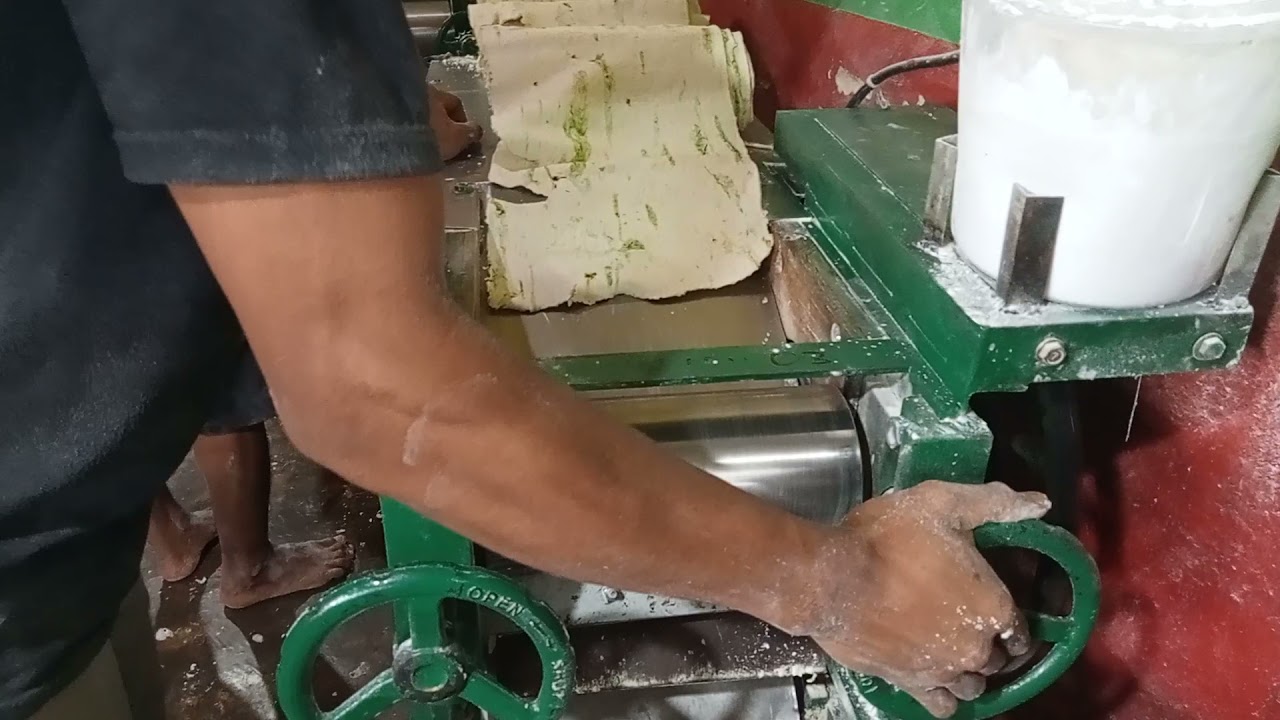 lebih dekat Membuat pangsit, kue bawang , mie ,kue bawang pedas