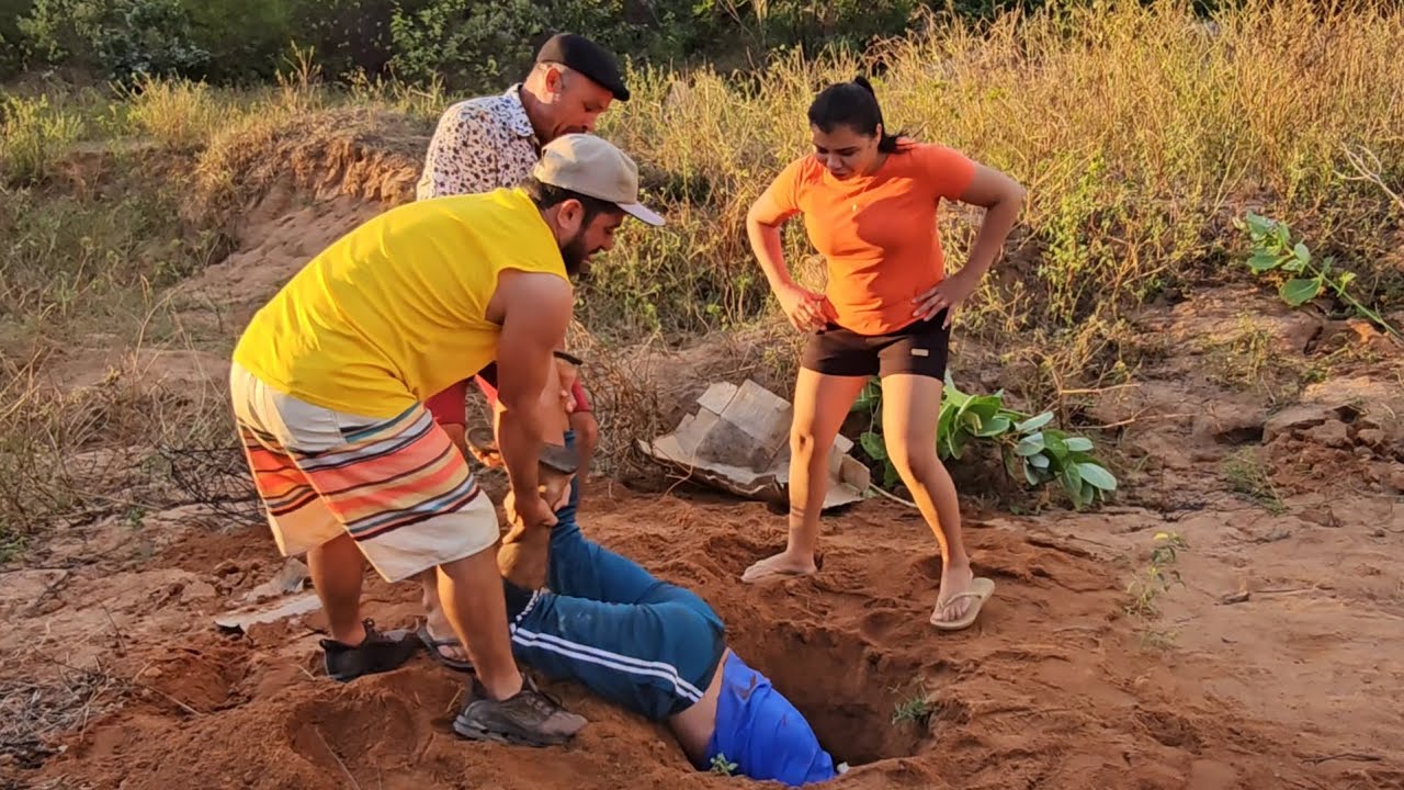 Seu Antônio caiu de cabeça pra baixo no buraco #comedia #humor #viralvideo #videos