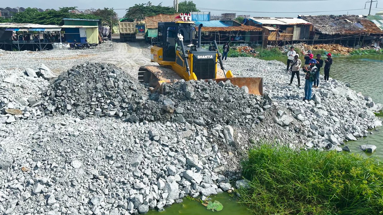 Project Continues! SHANTUI Bulldozer Working with 25 Ton Dump Truck , Landfill Task