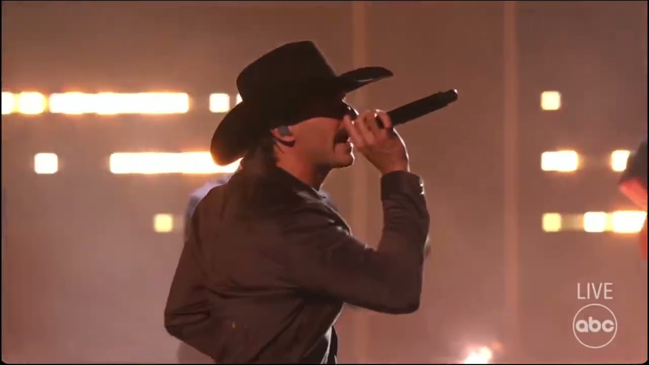 Tucker Wetmore - Wind Up Missin&rsquo; You (Live)