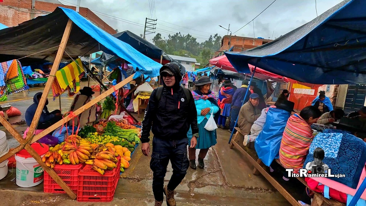 Recorriendo la Feria de Paucarbamba en plena lluvia - Huancavelica perú | TitoRamirez
