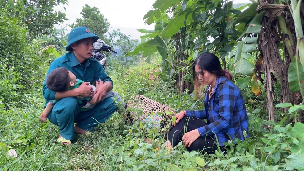 A single mother in distress in the forest was fortunate to receive help from a kind police officer.