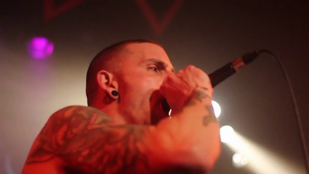 crowed/fan shot Own your life - Never admit defeat
