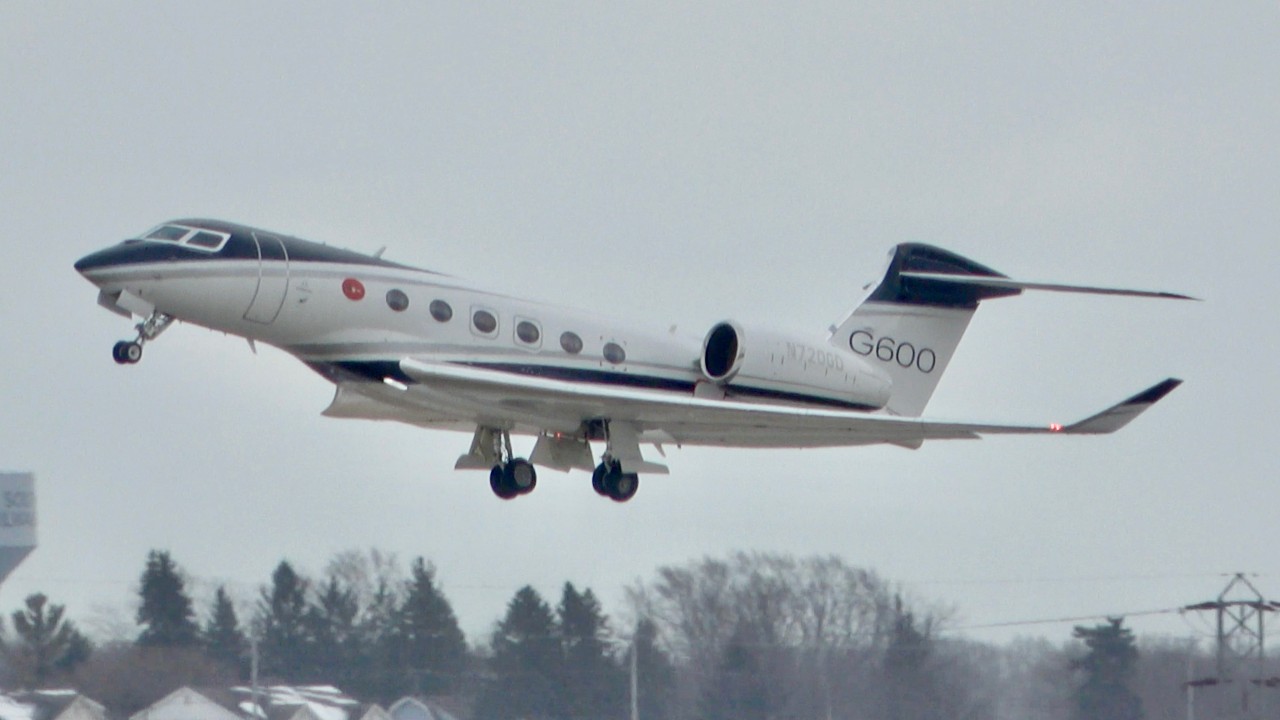 (4K) GULFSTREAM AEROSPACE G600 in MILWAUKEE! | Full arrival and departure.