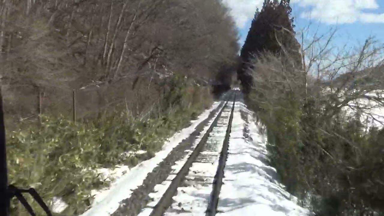 雪が積った冬晴れの釜石線 鱒沢駅～荒谷前駅間を走行するキハ100系の前面展望