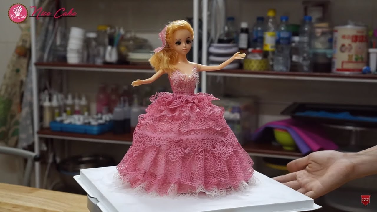 Trang Trí Bánh Búp Bê Barbie Với Ren Đường Sang Chảnh - Decorate Barbie Doll Cake With Lace Sugar