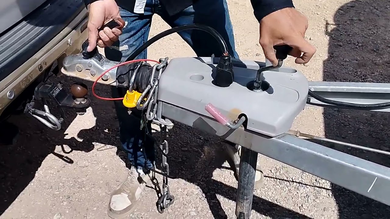 רתימת הקרוואן הנגרר מתוצרת ADREA לרכב בעל וו גרירה וניתוקו בצורה בטיחותית