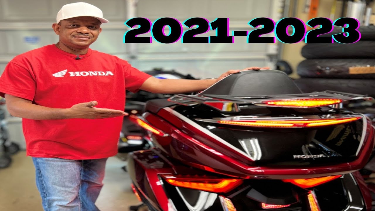Установка светодиодной подсветки Goldstrike на багажник Honda Goldwings 2021-2023 годов