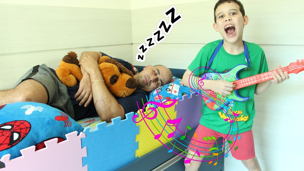 LUCAS ACORDANDO O PAPAI COM INSTRUMENTOS MUSICAIS