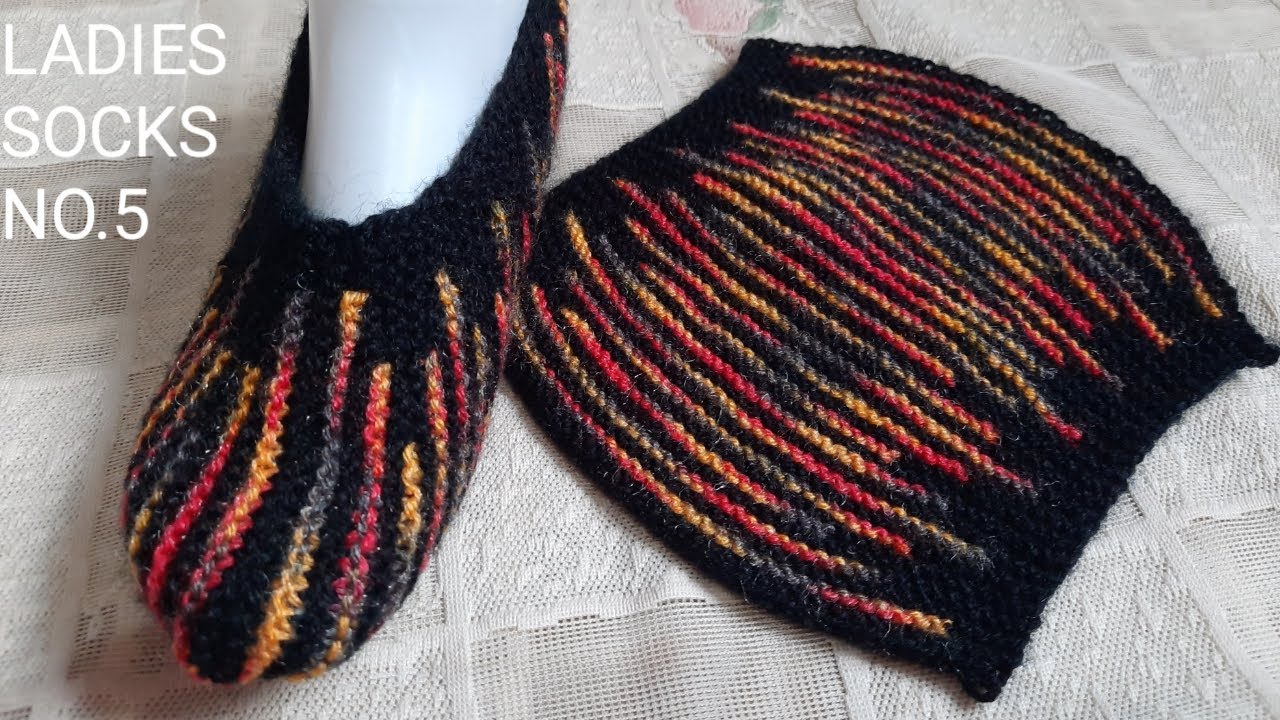 Ladies socks knitting in hindi | two coloured designer ladies socks | thumbless ladies socks 2021-22