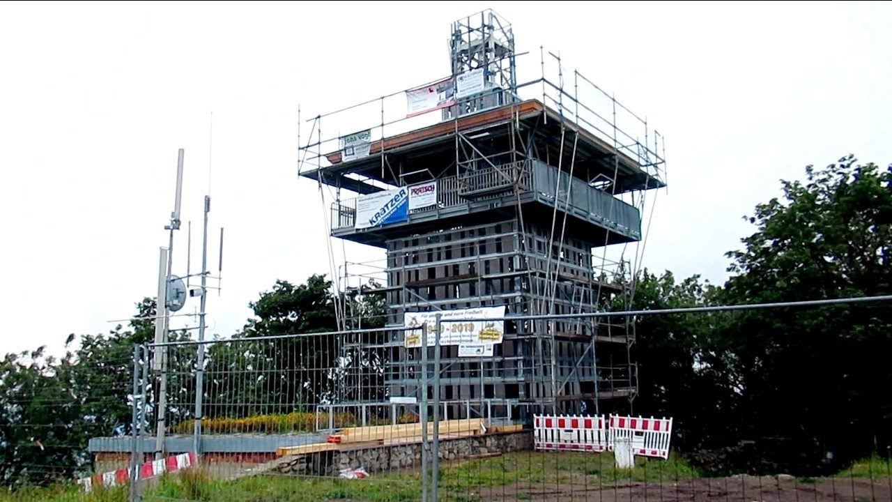 Lausche (793 m) - Bau des neuen Aussichtsturmes im Sommer 2020/Zittauer Gebirge