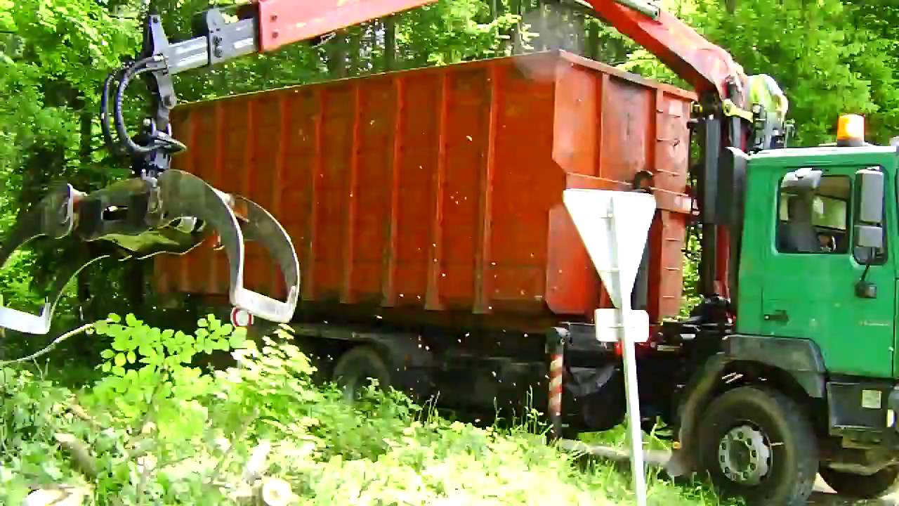 Man grappin avec benne