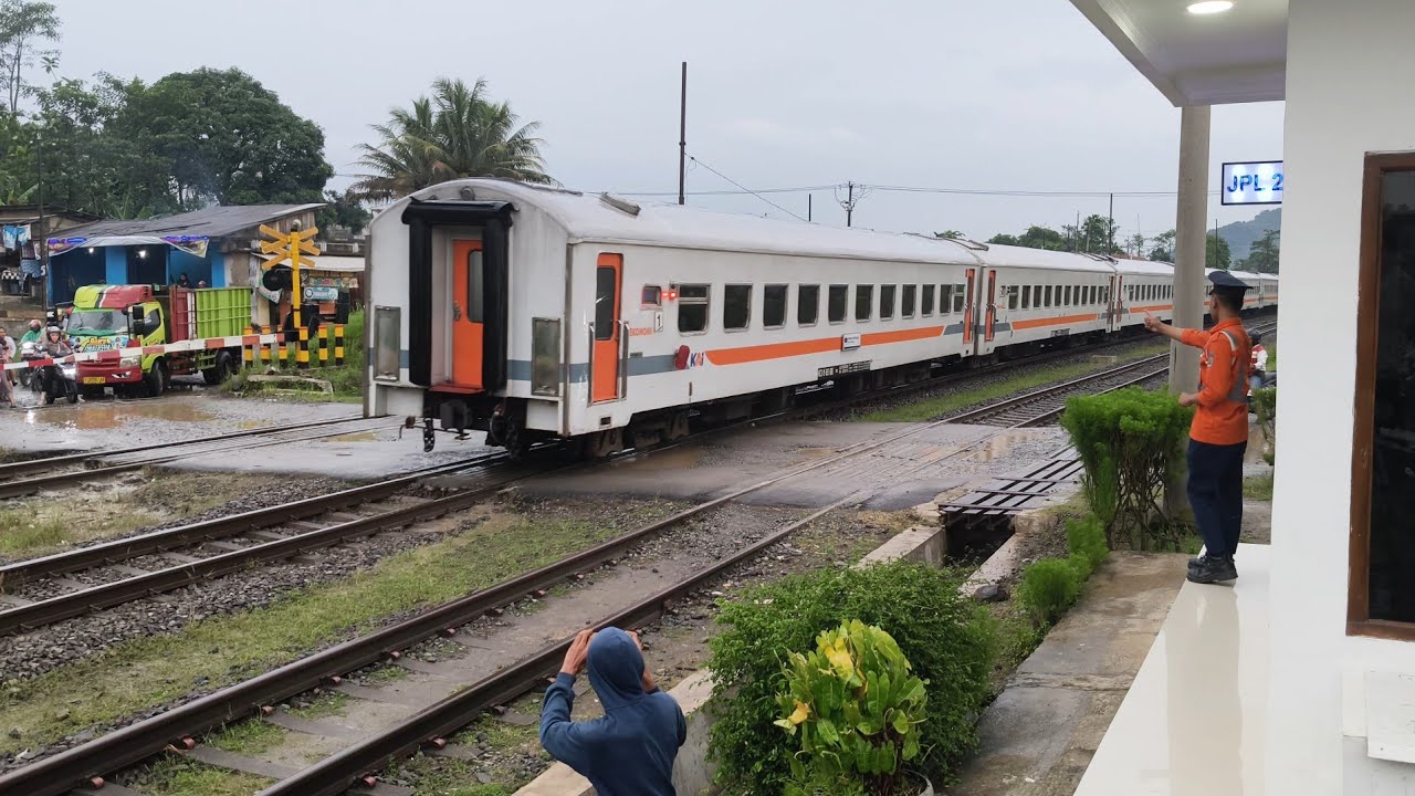 Masinis Menyapa PJL di Perlintasan Kereta Api Stasiun Sukatani - Purwakarta