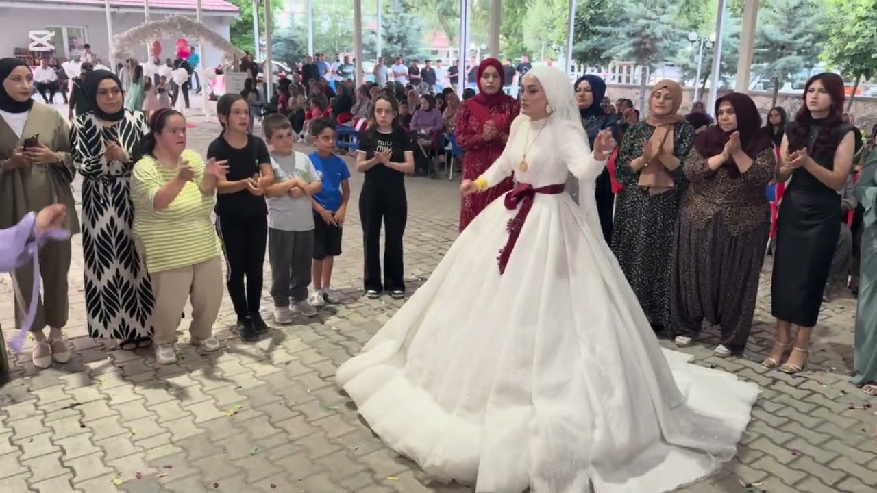 Cennet nenemin torunu cenetı gelin ettik Ferit in gardaşimiza hayırlı uğurlu olsun her iki tarafada