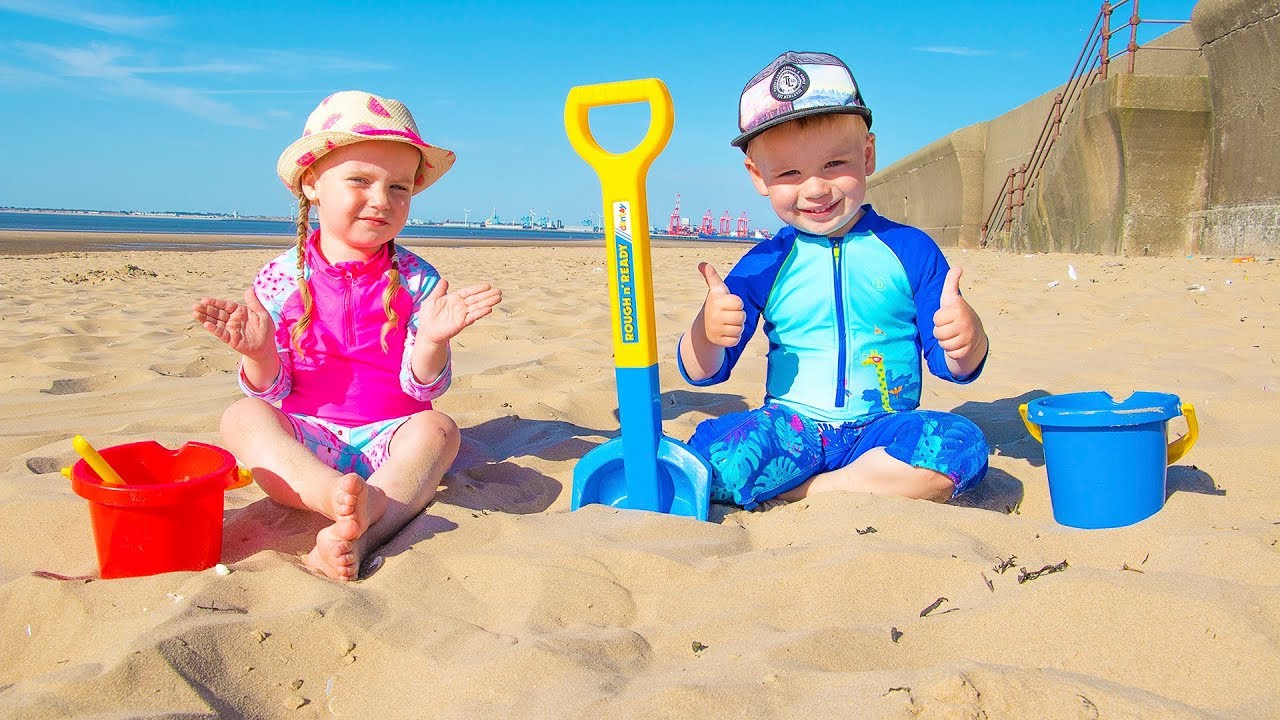 D&iacute;a de diversi&oacute;n en LA PLAYA! Juega con arena y otros juguetes para ni&ntilde;os