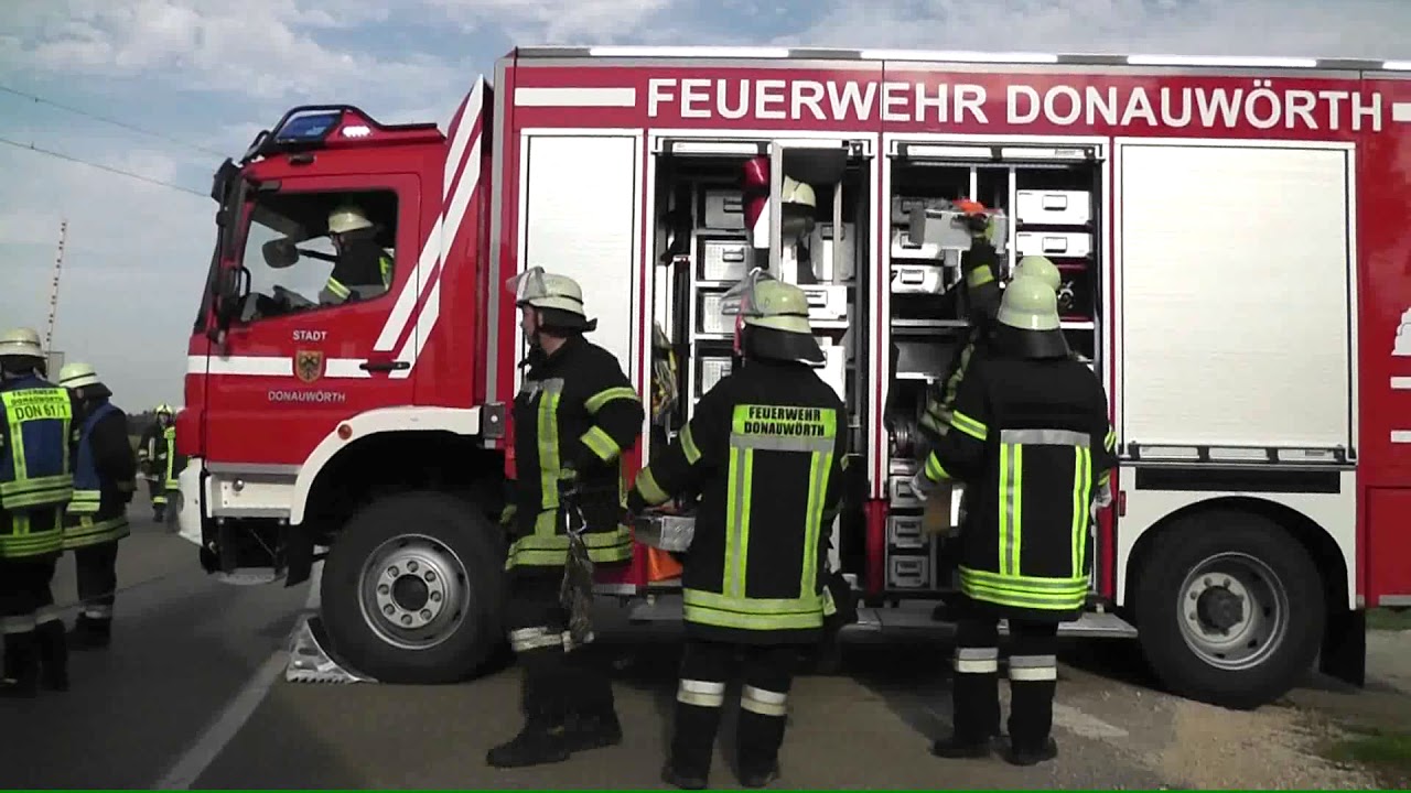 Auto kracht gegen Lok