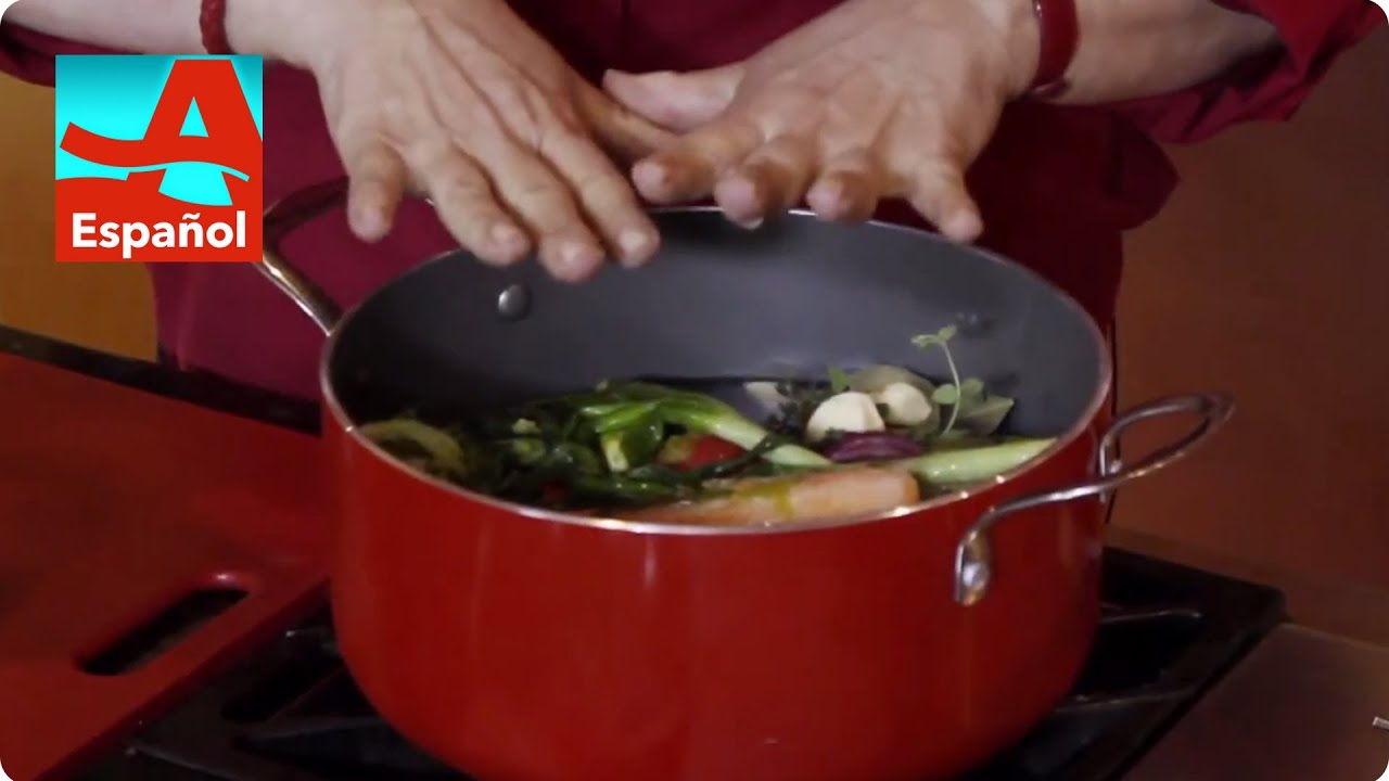 C&oacute;mo hacer un caldo o concentrado de verduras | Secretos de cocina | AARP en espa&ntilde;ol