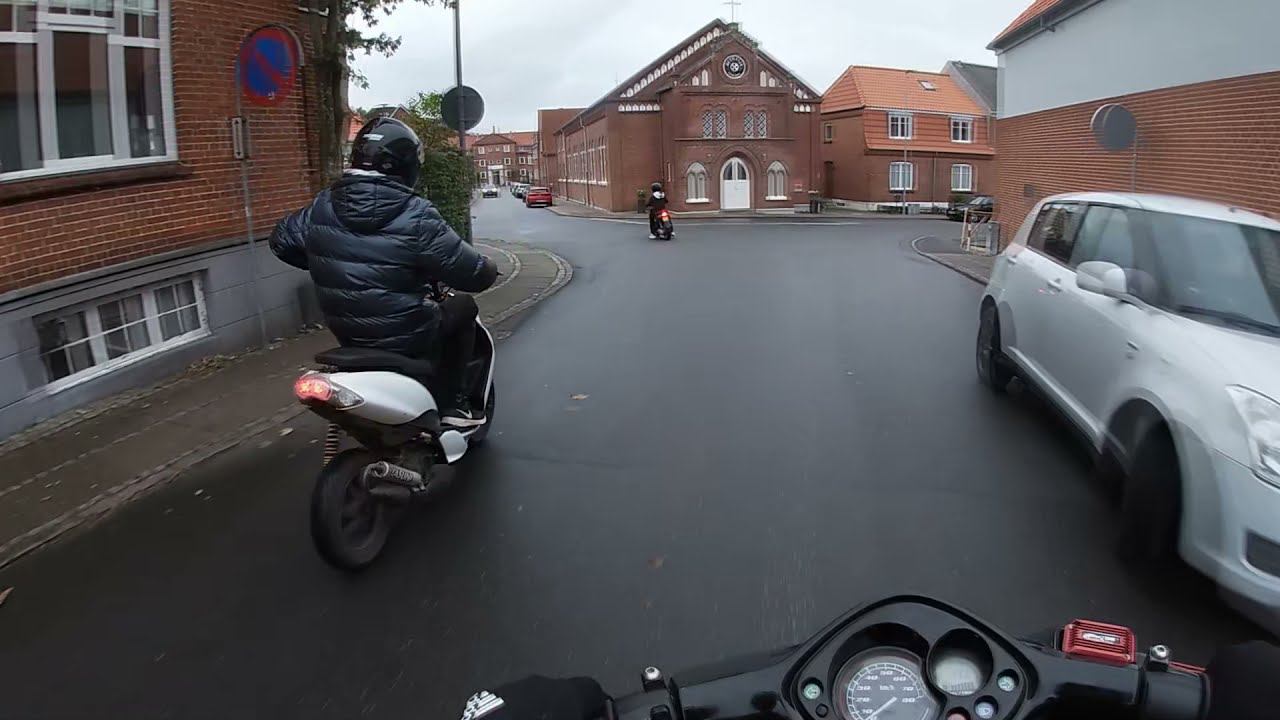 Scootervlog #1 // BLIVER JAGTET AF BIL