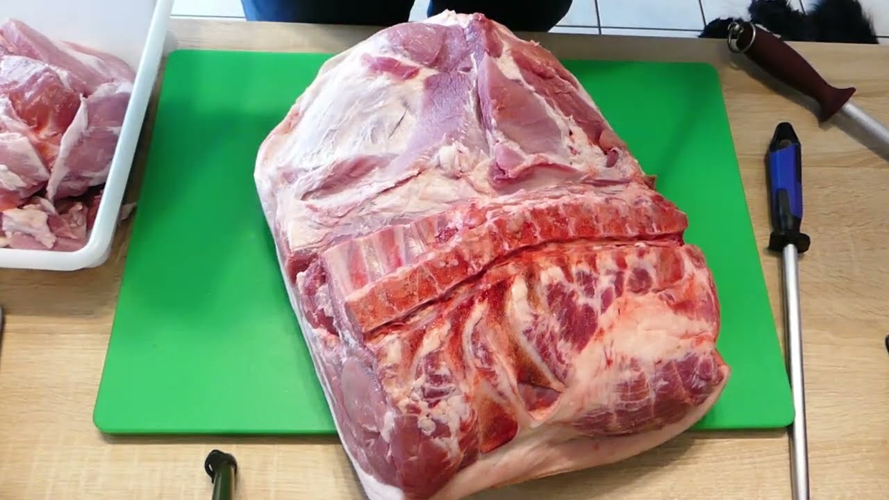 Halbes Schwein zerlegen und zuschneiden