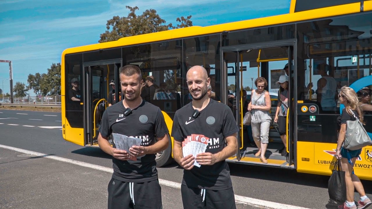 Damjan Bohar i Sasa Zivec sprawdzali bilety pasażerów