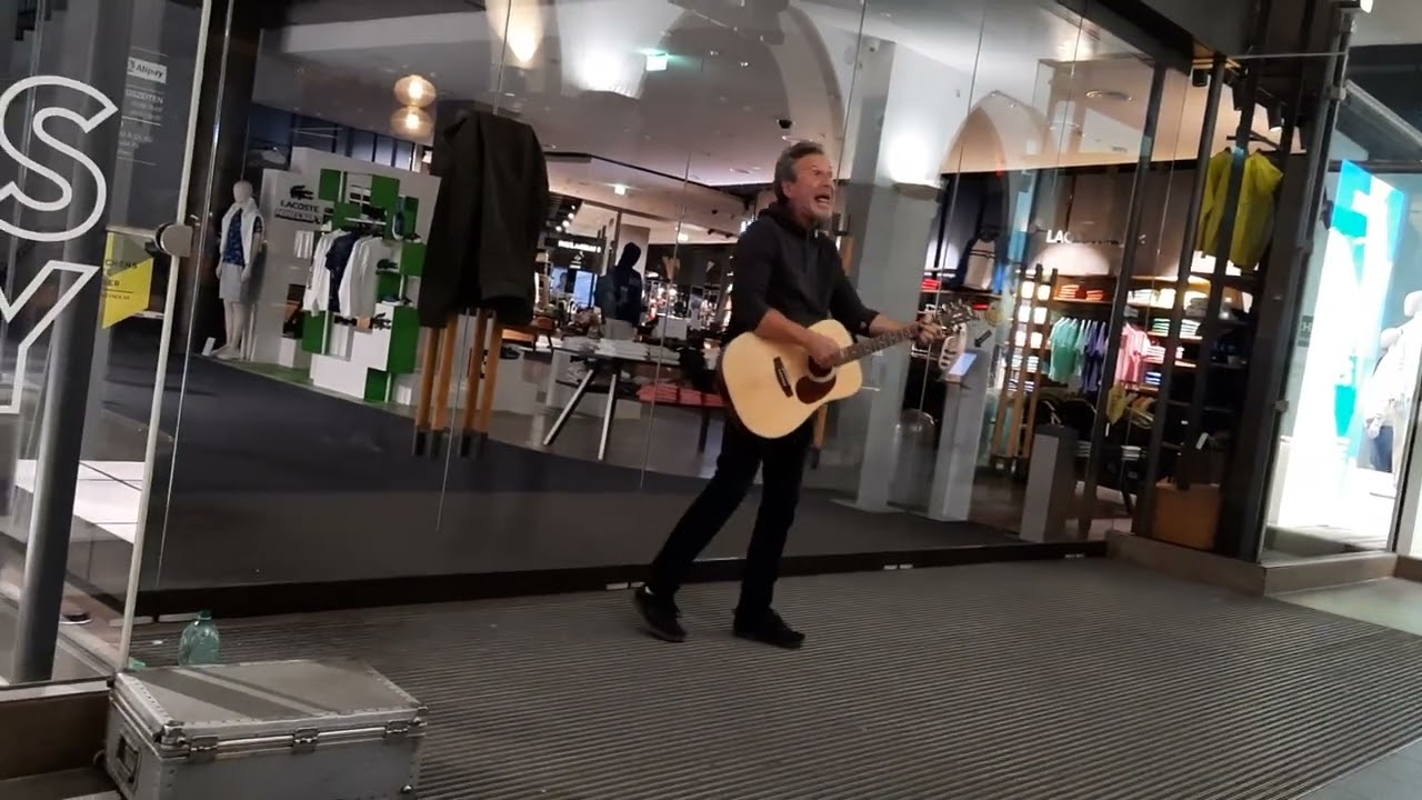 Helly Meiler - funny street musician in munich - 