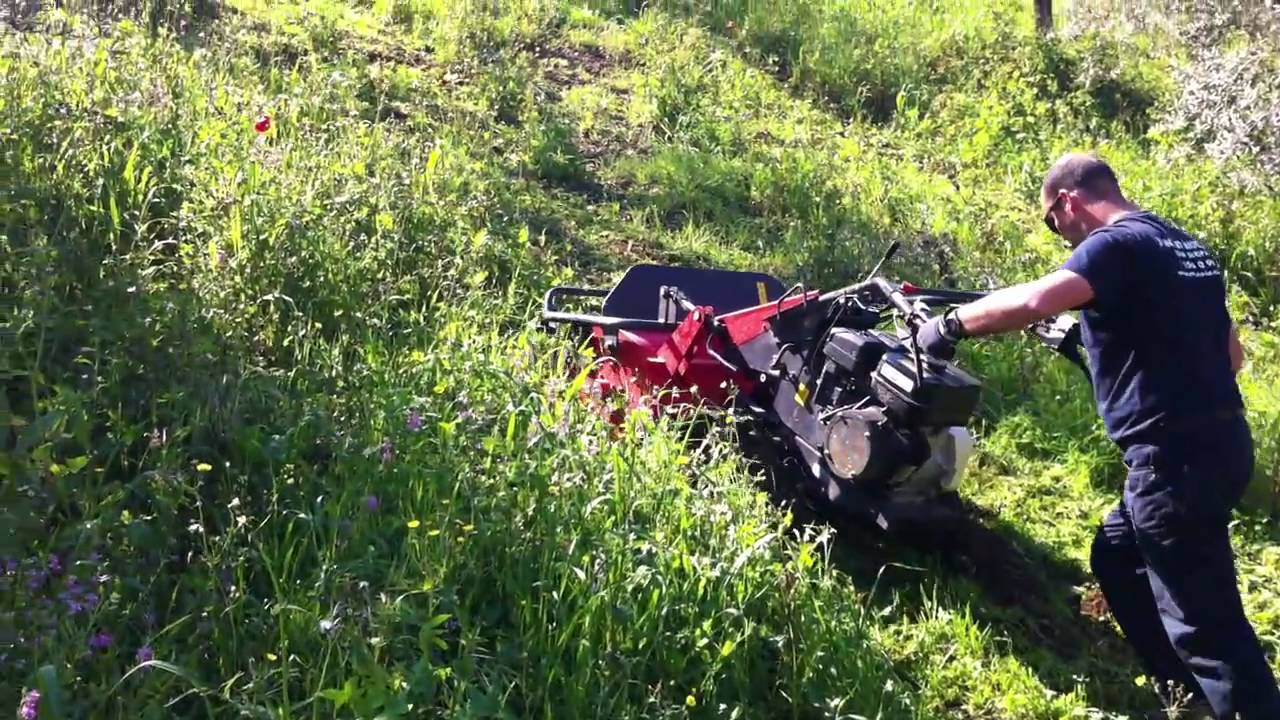 DESBROZADORA TRITURADORA KIVA AUTOPROPULSADA ORUGA TRABAJANDO PENDIENTE MOJADA