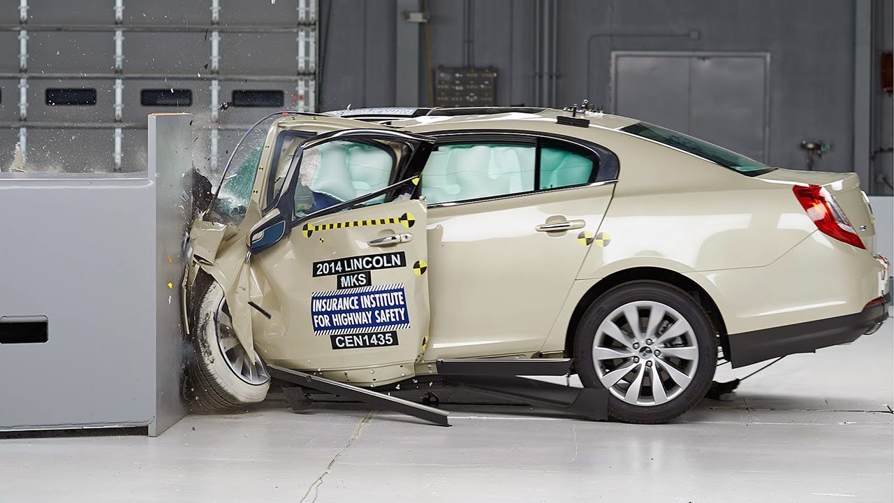 2014 Lincoln MKS driver-side small overlap IIHS crash test