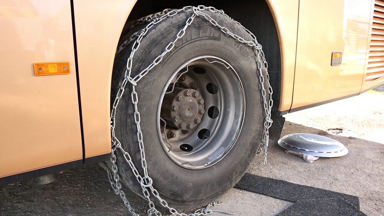 Nasazování zimního řetězu na autobus pomocí nájezdového klínu