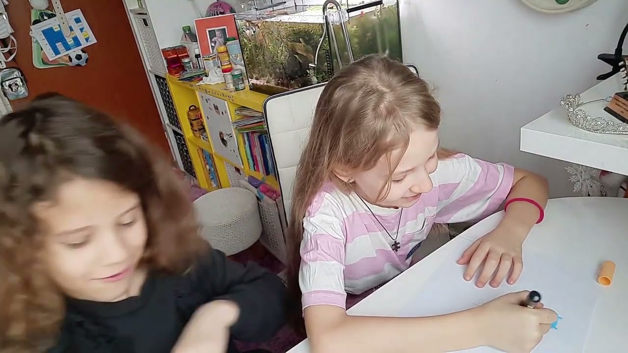 Arina si Diana - The Drawing Competition