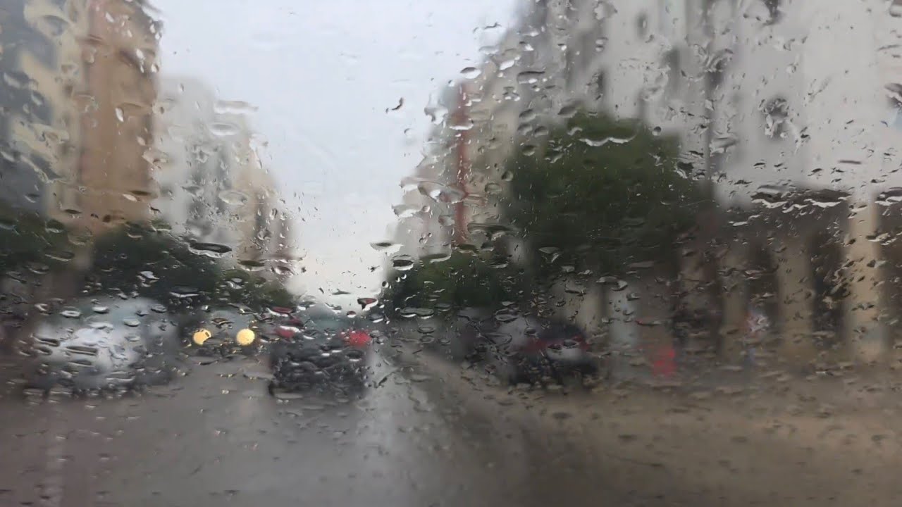 أمطار الخير 🌧 تزين شوارع مدينة تازة شوفو الأجواء 