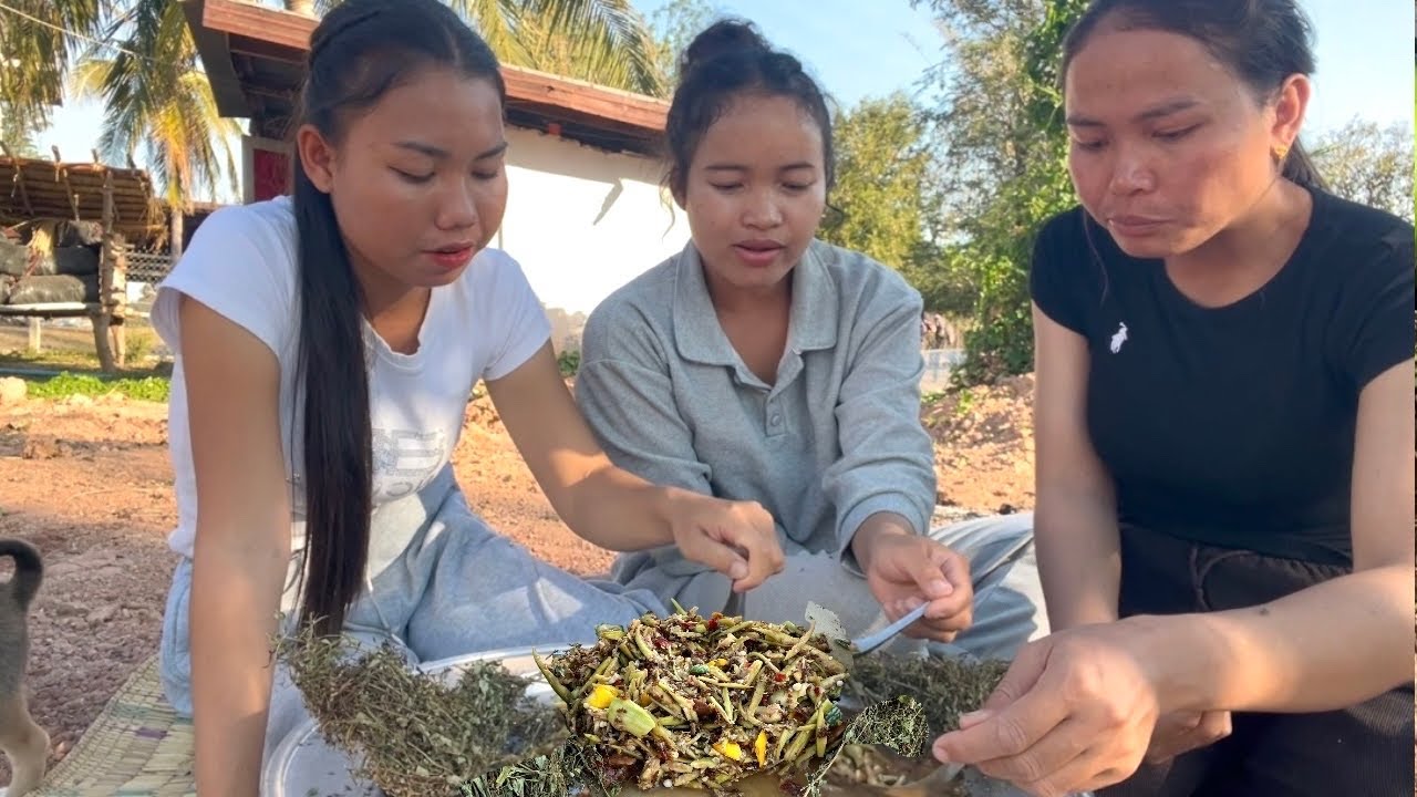 ຕຳໝາກງິ້ວໃສ່ມົດແດງກິນກັບຜັກກະແຍງແຫ້ງ🇱🇦ตำหมากงิ้วใส่มดแดงกินกับผักกะแยงแห้ง