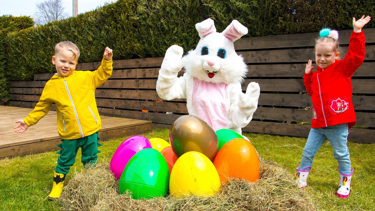Alex y Gaby juegan con huevos gigantes sorpresa de pascua para niños