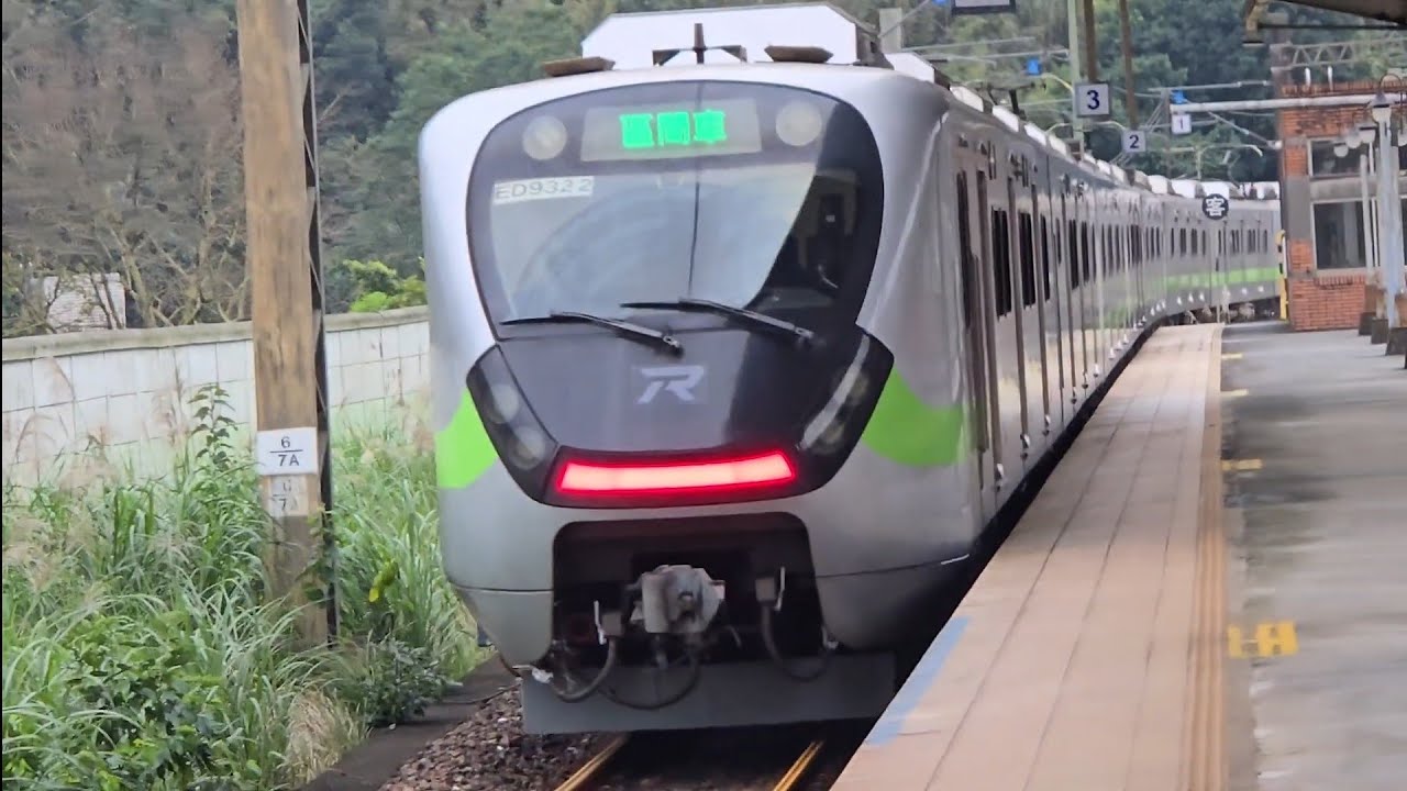 175次花蓮發車經由山線開往潮州的E500型鳴日色金光牌雙電力機車頭E536+十二節PP車廂+E517推拉式PP自強號，和1211次瑞芳開往新竹的銀綠色微笑號EMU900型十輛一編組EMU932區間車