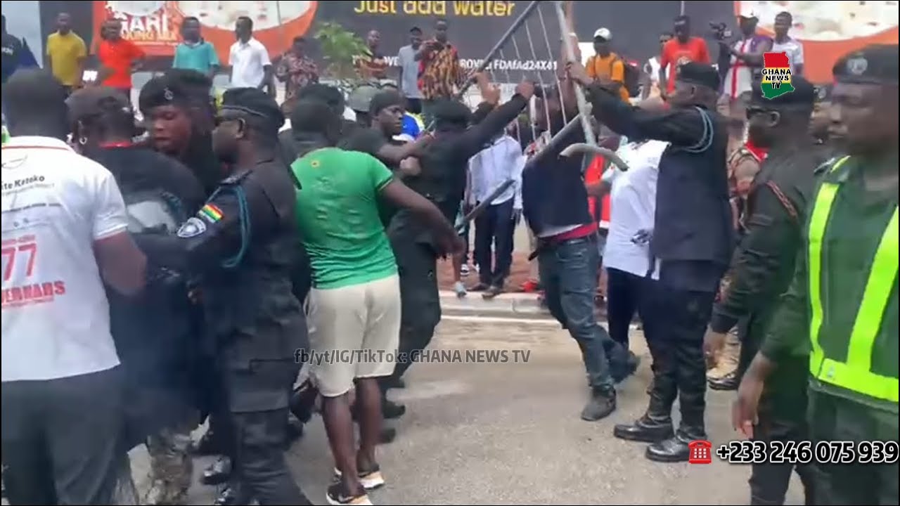 Kotoko Fans prevents Hearts players from entering the stadium in a Van.Police intervene