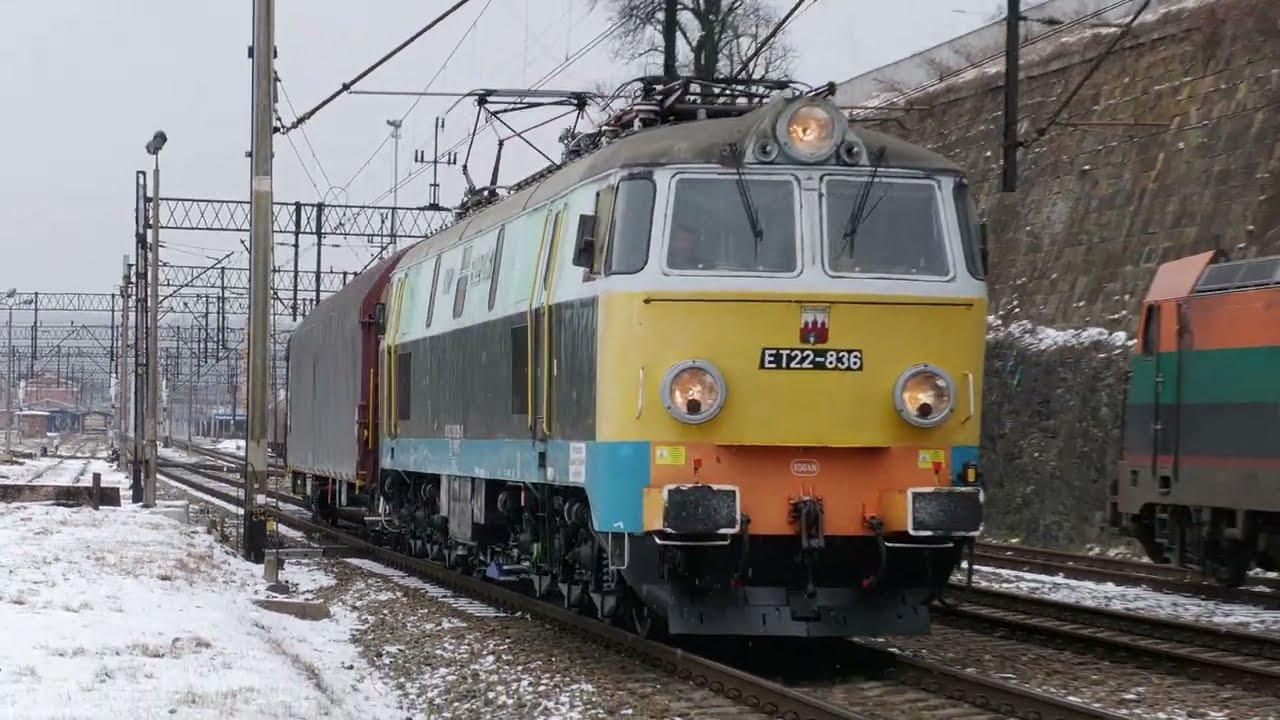 ET22-836 z wagonami Rils do Międzylesia