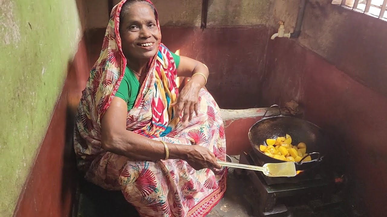দুপুরে খাওয়া-দাওয়ার জন্য আমার দুই ছেলের পছন্দের কি রান্না করলাম ।