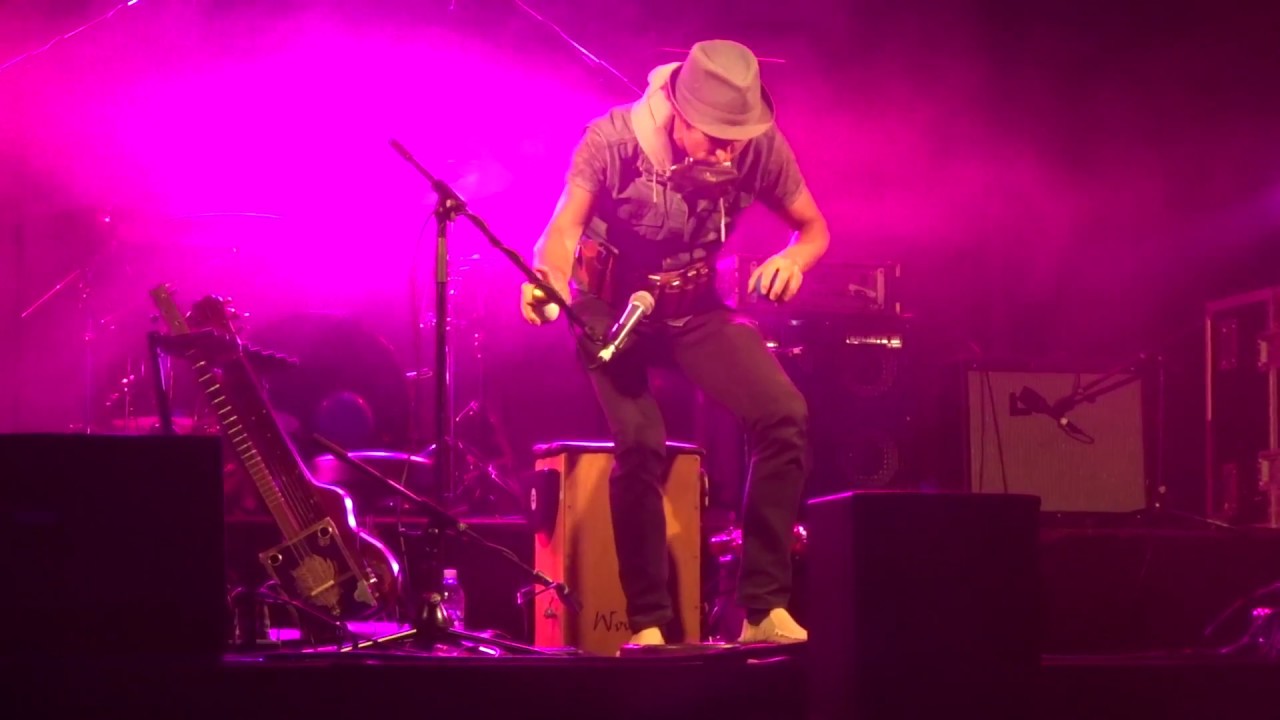 Juzzie Smith - Jamming with juggling Chuka Chuks (Blues At Bridgetown 2016)
