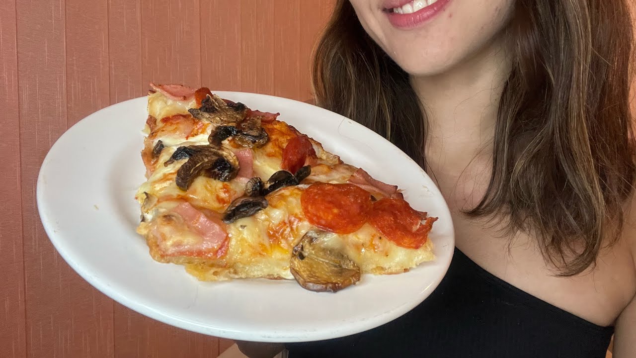 Soft spoken comiendo pizza y chismeando 🍕🫰