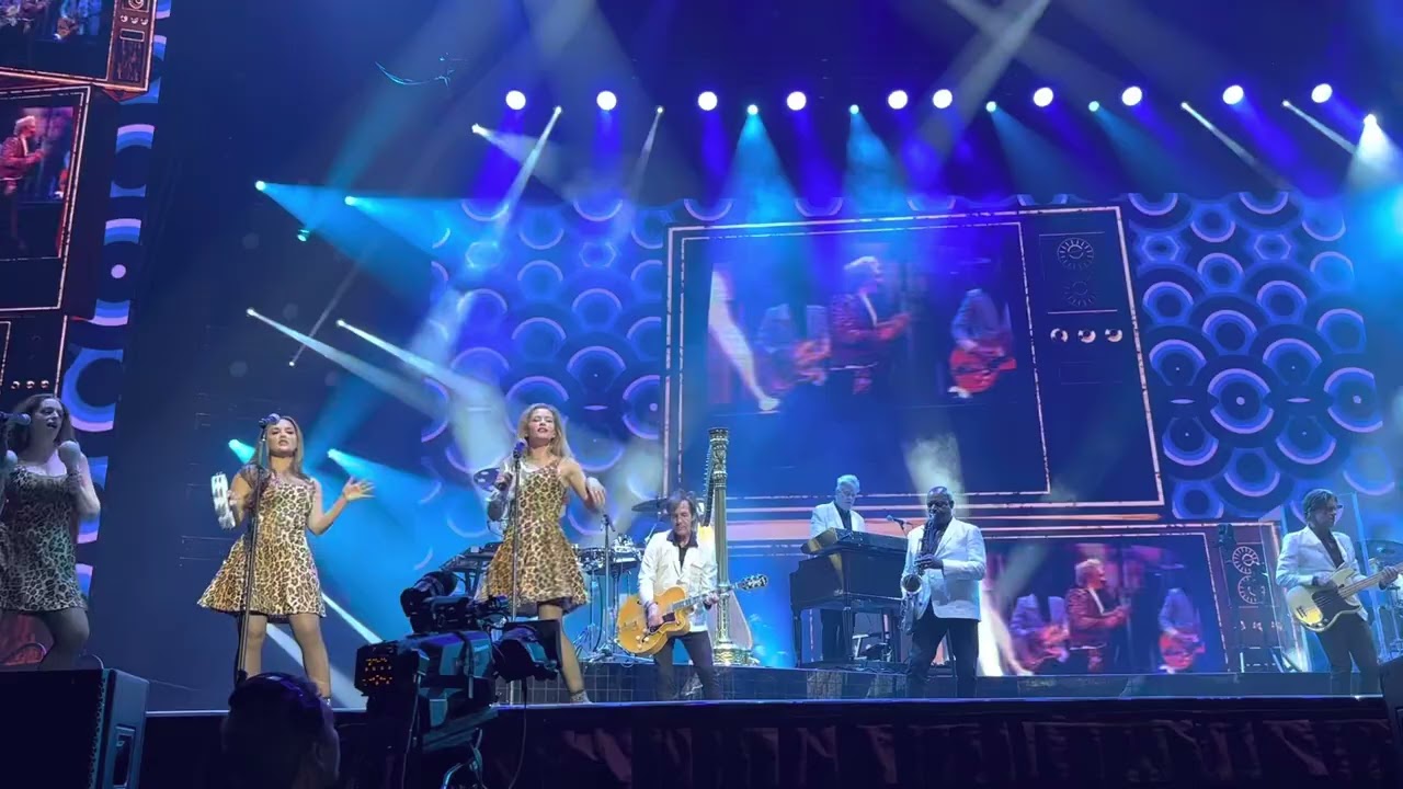 Rod Stewart Live in Sydney - Twisting The Night Away
