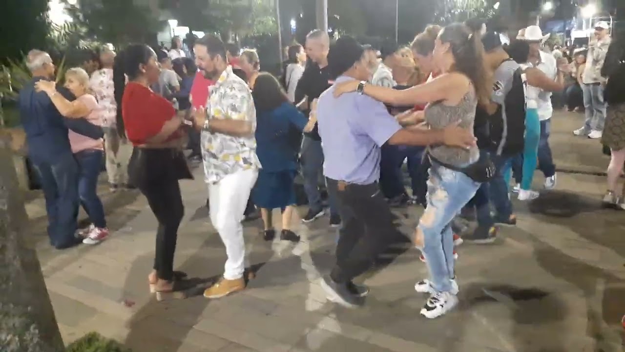 Los integrados parranderos. Bella y bonita. Septiembre 11 2022