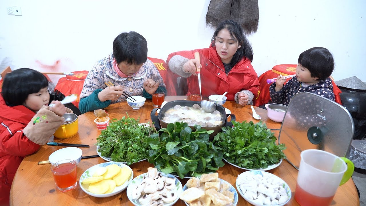 农田摘一些小青菜，做一锅热腾腾的火锅，这样吃才叫爽