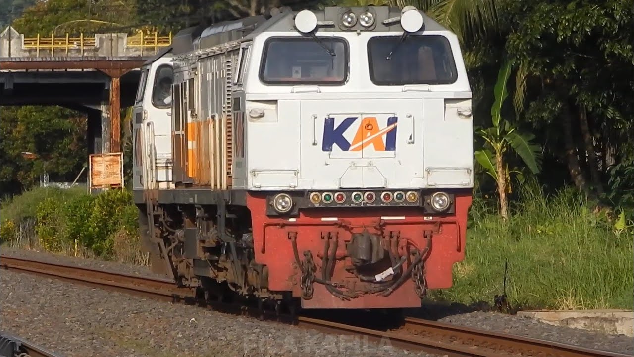 LANGSIRAN MUNDUR LOKOMOTIF CC 206 DI STASIUN BANJAR