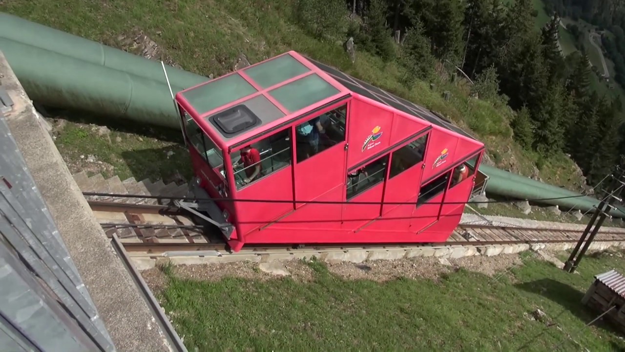 Kabelspoortrein Ritom - Piora en zicht op de meren Ritom - Tom - Cadagno
