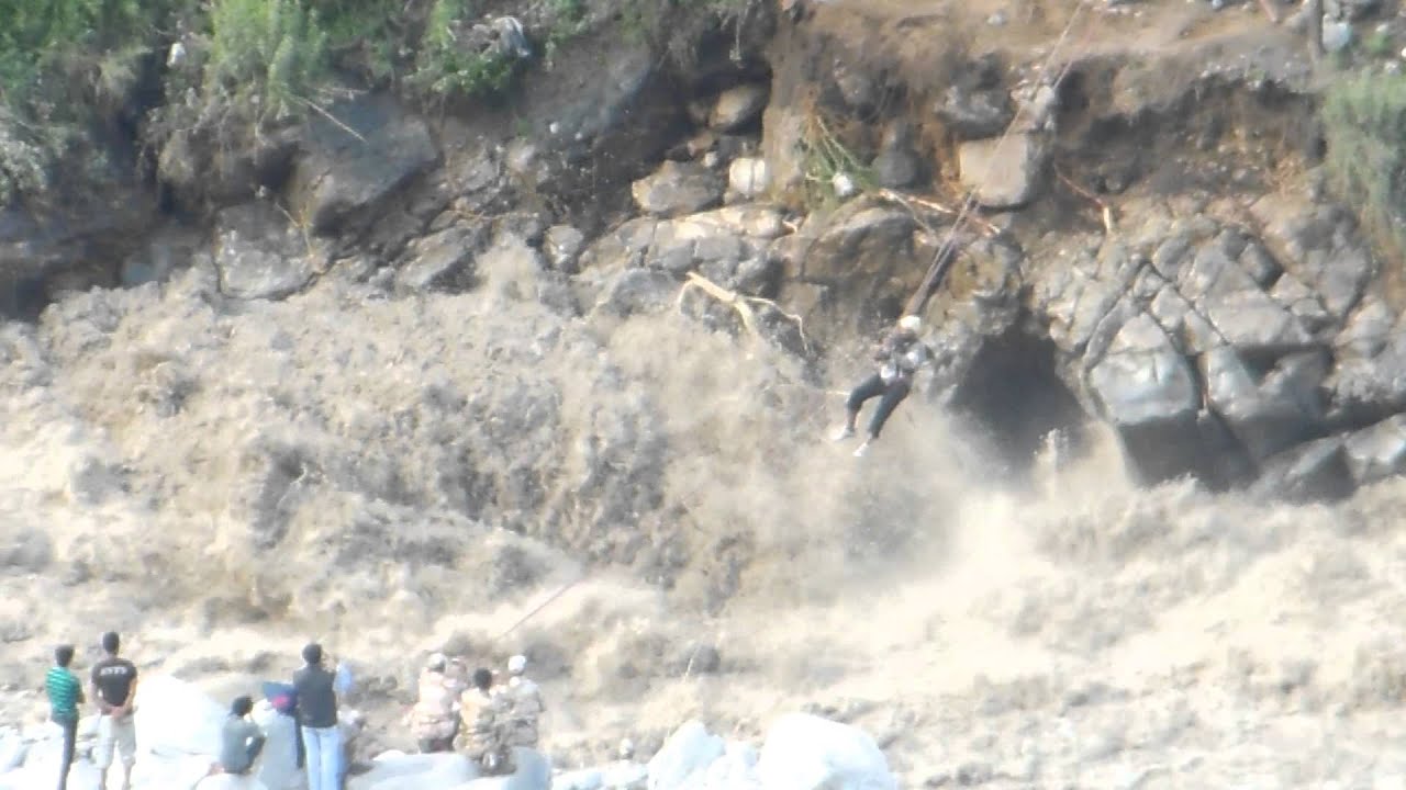 Uttarakhand flood 2013, Military rescue people at Gobindghat