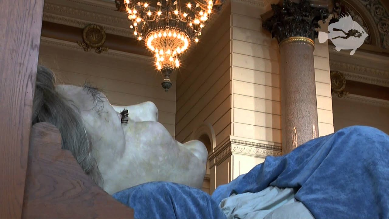 The Grandmother Giant in St George's Hall (Royal De Luxe, 2014 Liverpool)