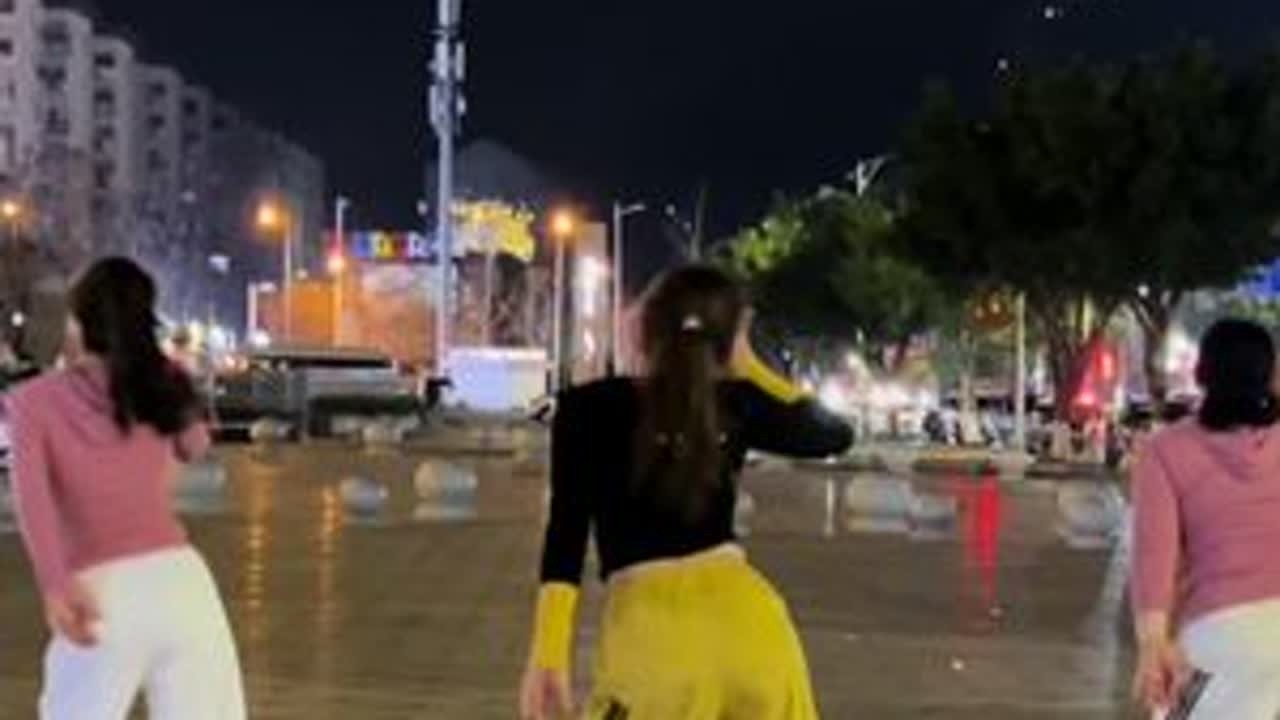 #潮流广场舞 《哈瓦那》背面完整版#动感十足 #跟着节奏嗨起来 #活力四射 #最嗨广场舞
