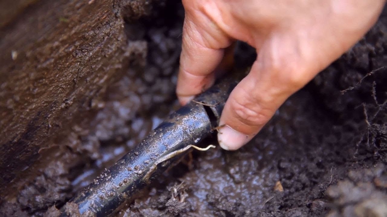 C&oacute;mo reparar una tuber&iacute;a enterrada en el jard&iacute;n - Bricoman&iacute;a