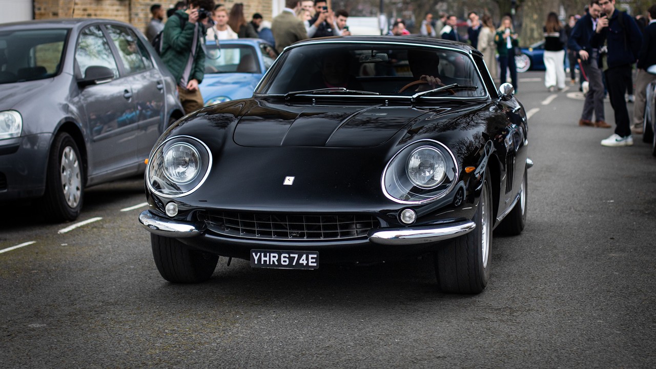 Czarne Ferrari 275 GTB/4 z 1967 r. - odpalanie i jazda w Londynie!