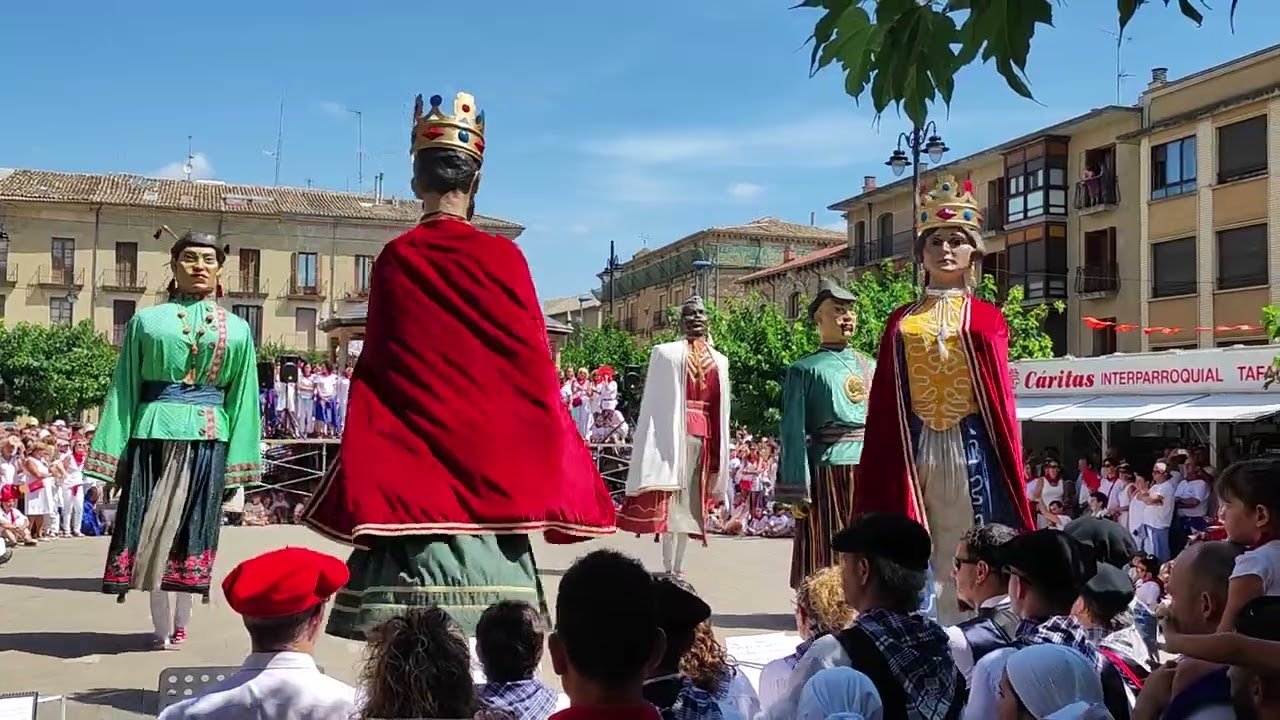 Gigantes de Tafalla con Banda de Música La Tafallesa y Gaiteros de Tafalla. 15 de agosto 2023.